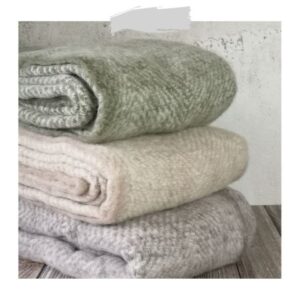 plaid woondeken mohair groen taupe beige herfstsfeer in huis