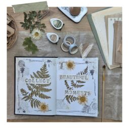 Creatief Journal met papier, inkt, stempels, droogbloemen en blad, gemaakt tijdens de workshop