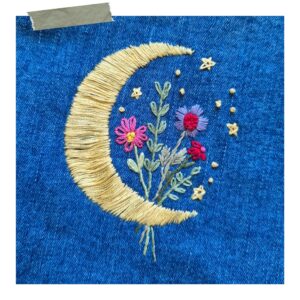 borduurworkshop, borduren op kleding, maan met bloemen op spijkerjack