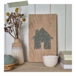 Spijkerkunst huis met groen draad - creatieve workshop bij Het Weerhuys in Tjerkgaast, Friesland