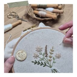 workshop vrij borduren bloemen in houten borduurring handen aan het werk